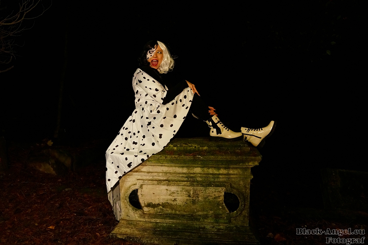 Model in Verkleidung, Halloween Shooting auf Friedhof