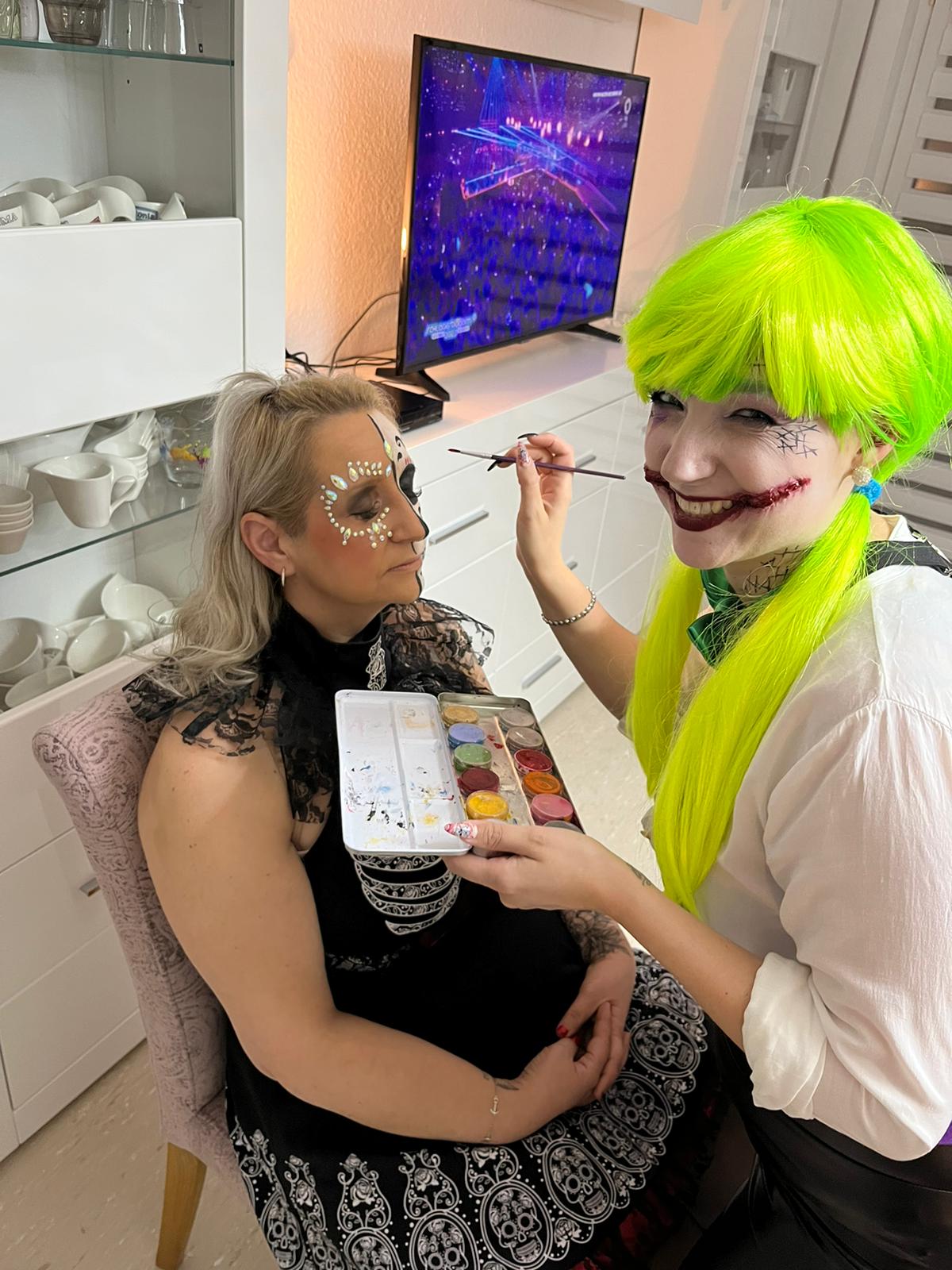 Make up, Fotografin schminkt Model, Halloweenlook