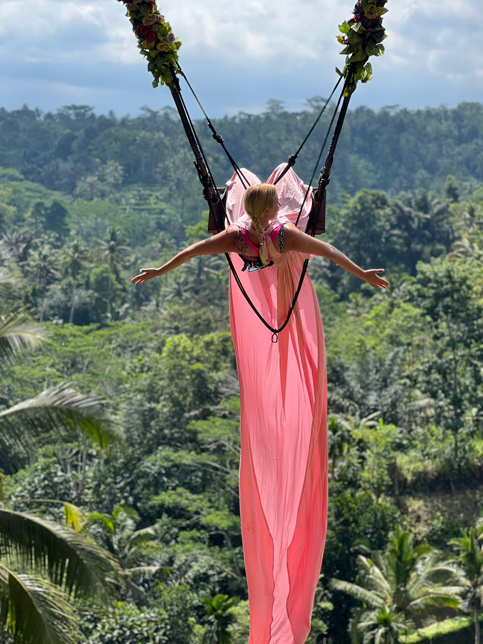 Blonde Frau in Dschungelschaukel auf Bali