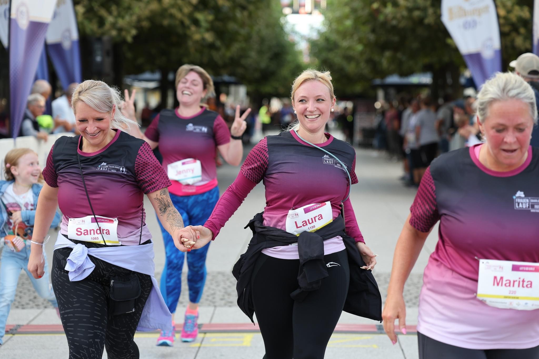 Schwestern laufen beim Frauenlauf gemeinsam ins Ziel