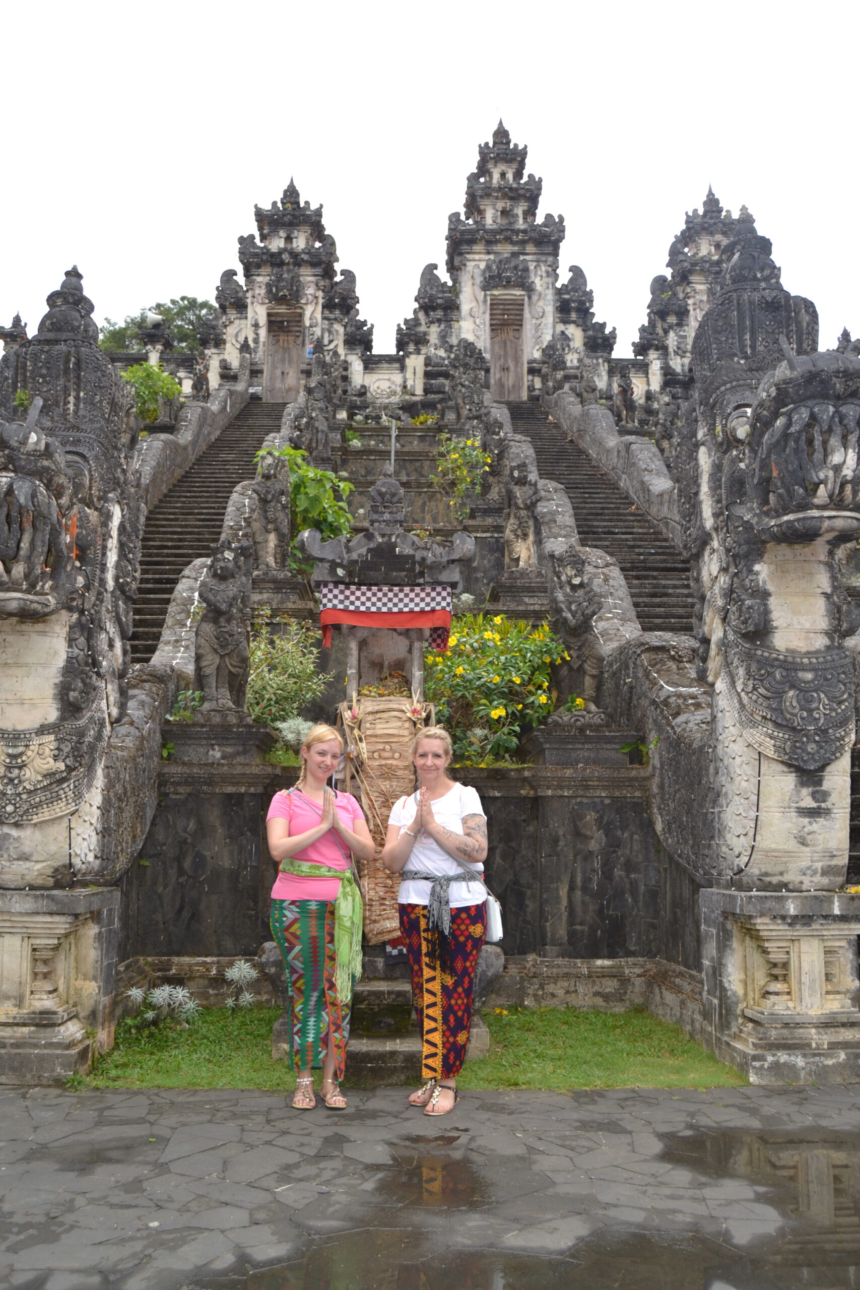 Schwestern vor einem Tempel in Bali