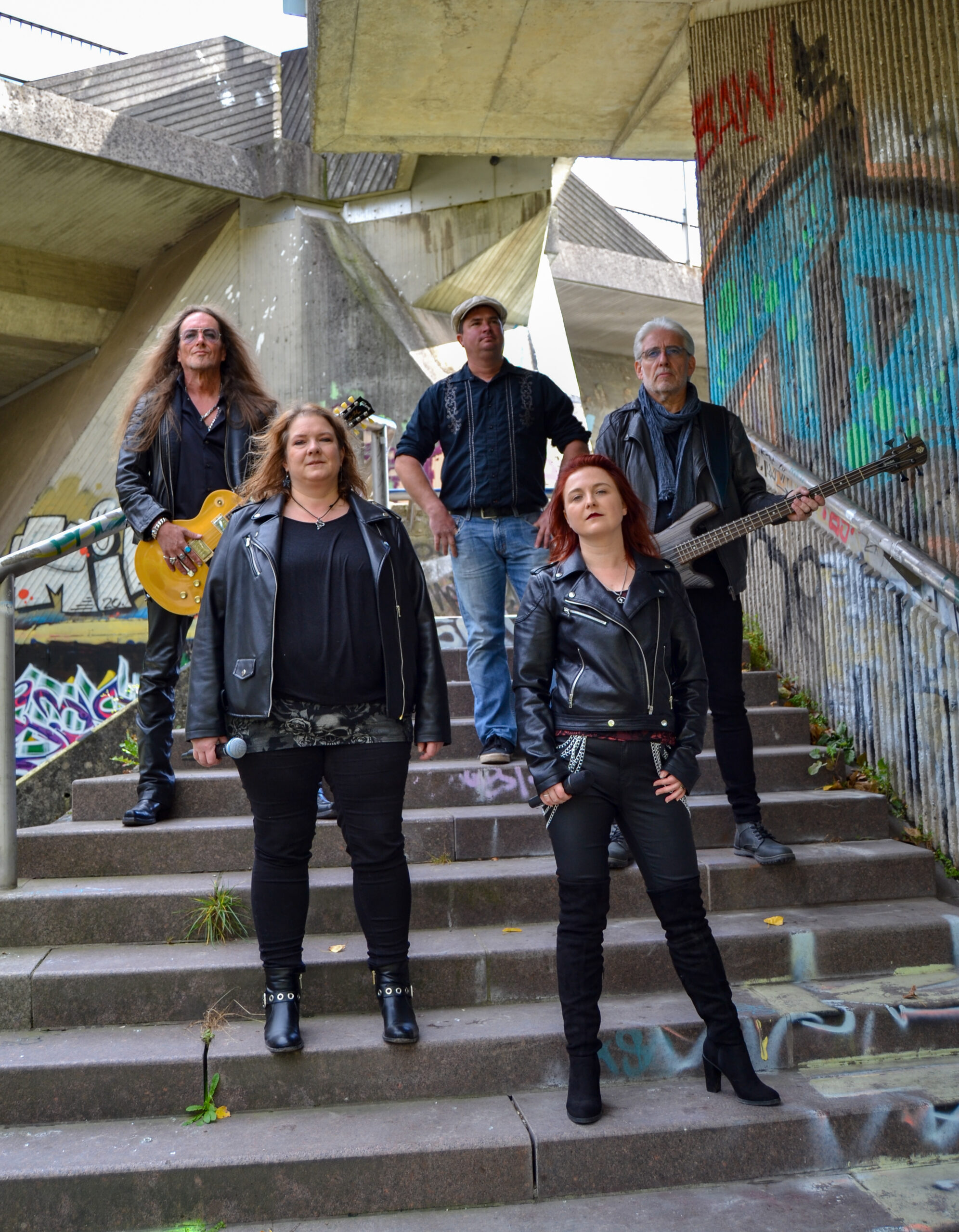 Band steht auf einer Treppe