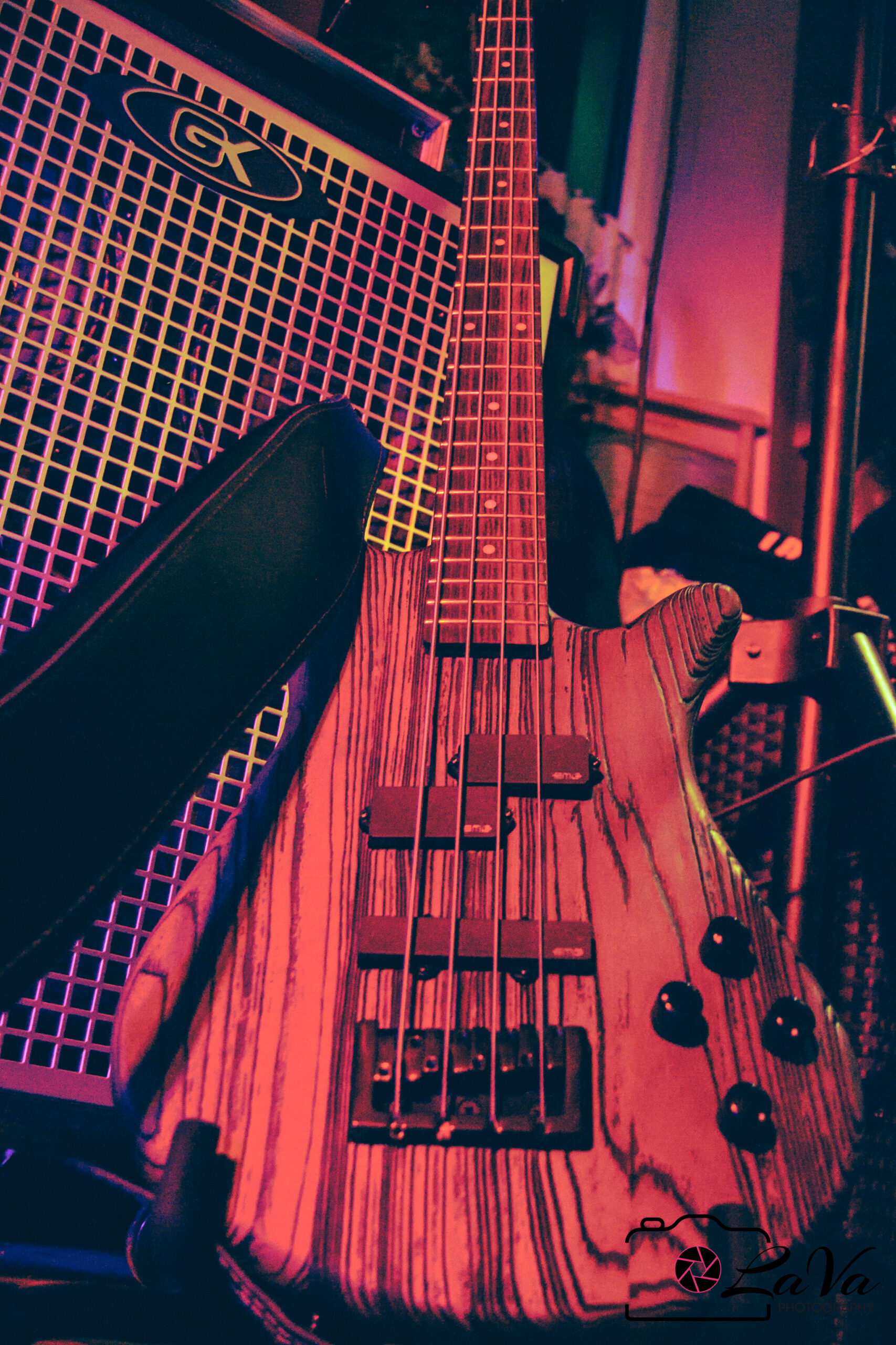 Gitarre stehend vor Musikbox