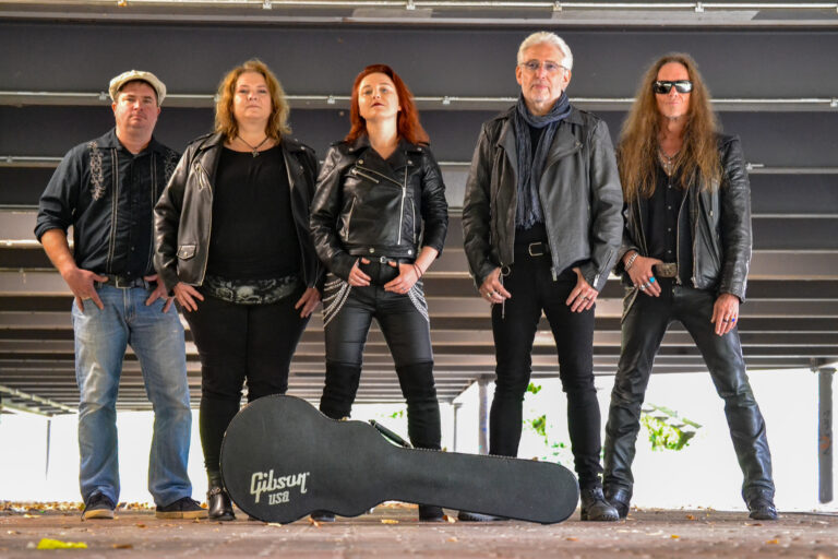 Band im Parkhaus mit Gitarrenkoffer
