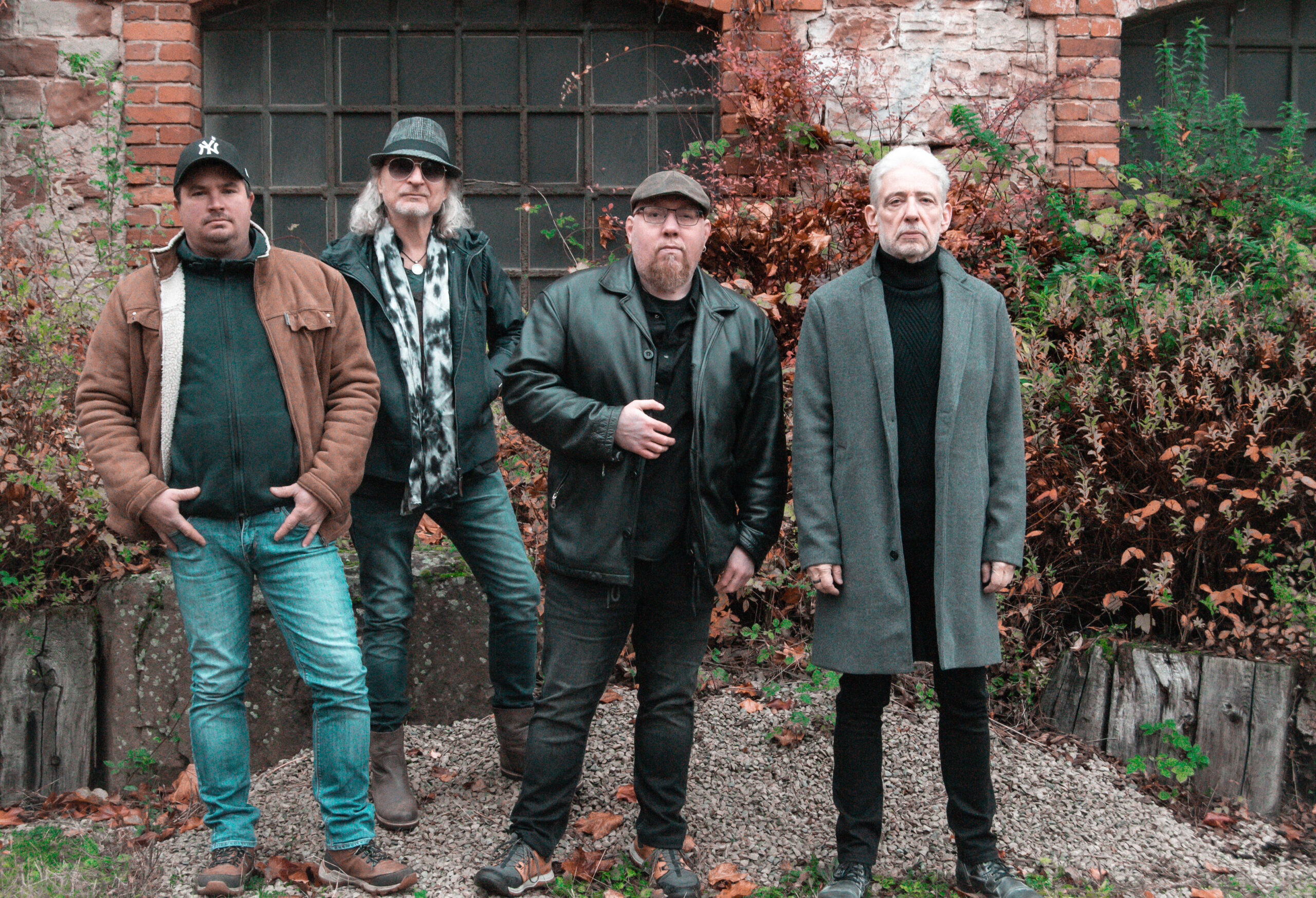 Band vor einer alten Halle, Gruppenfoto