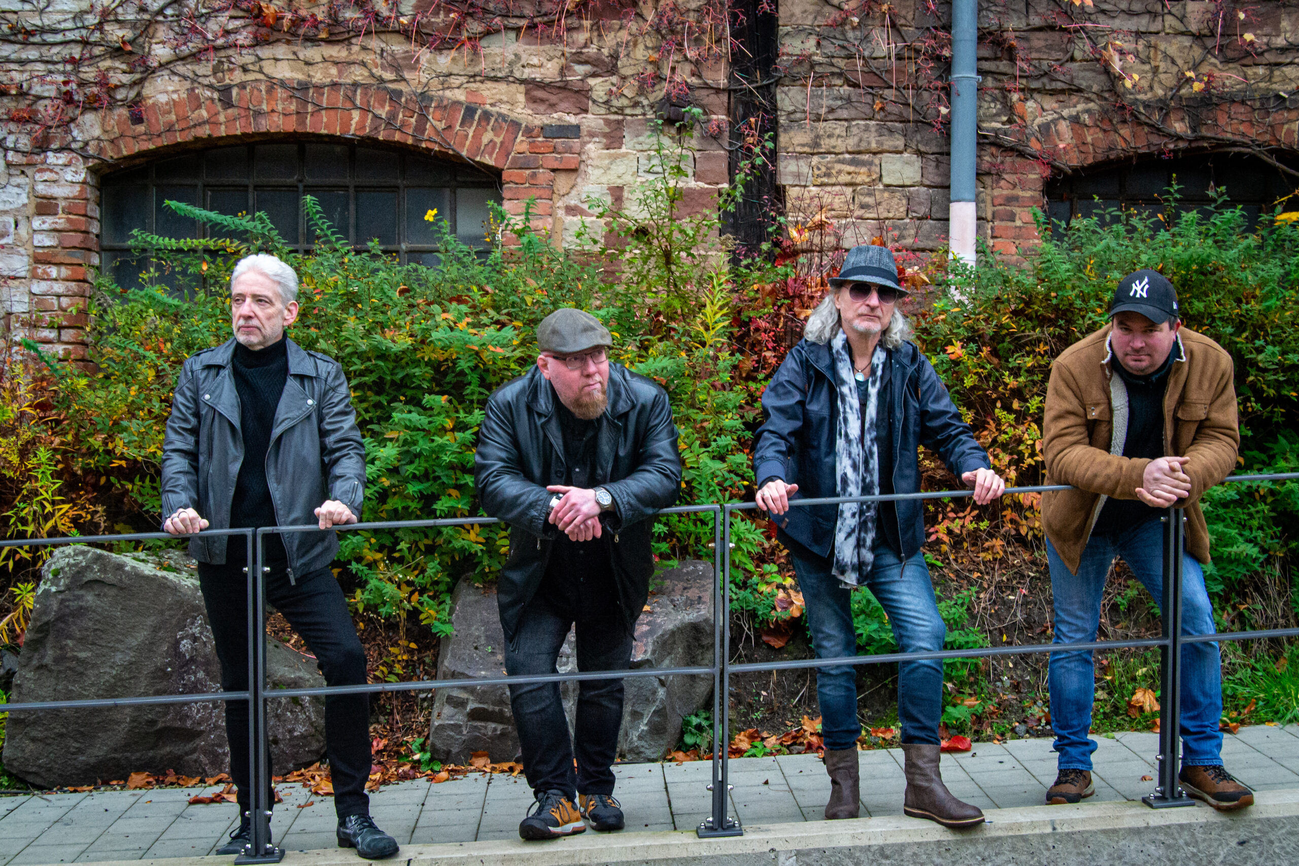 Band steht in einer Reihe am Geländer