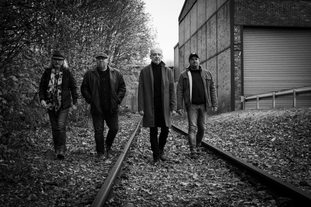 Band kommt auf Schienen zugelaufen