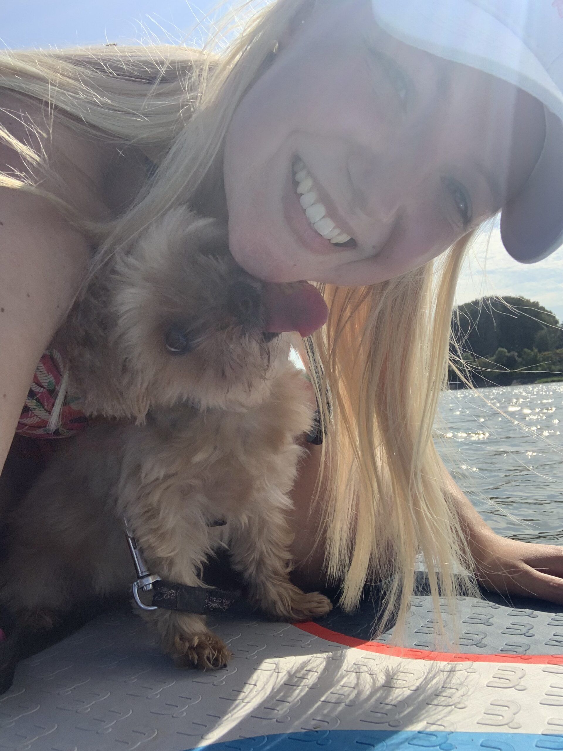 Selfie mit Hund beim Stand up Paddling