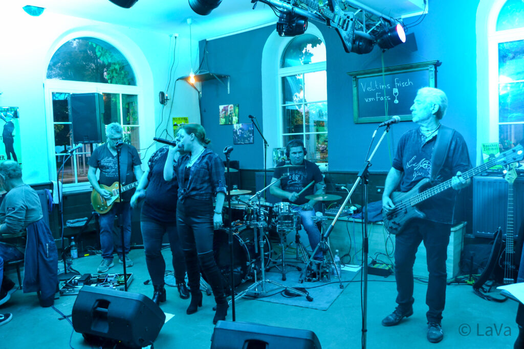Konzert, blaues Licht in einer Kneipe