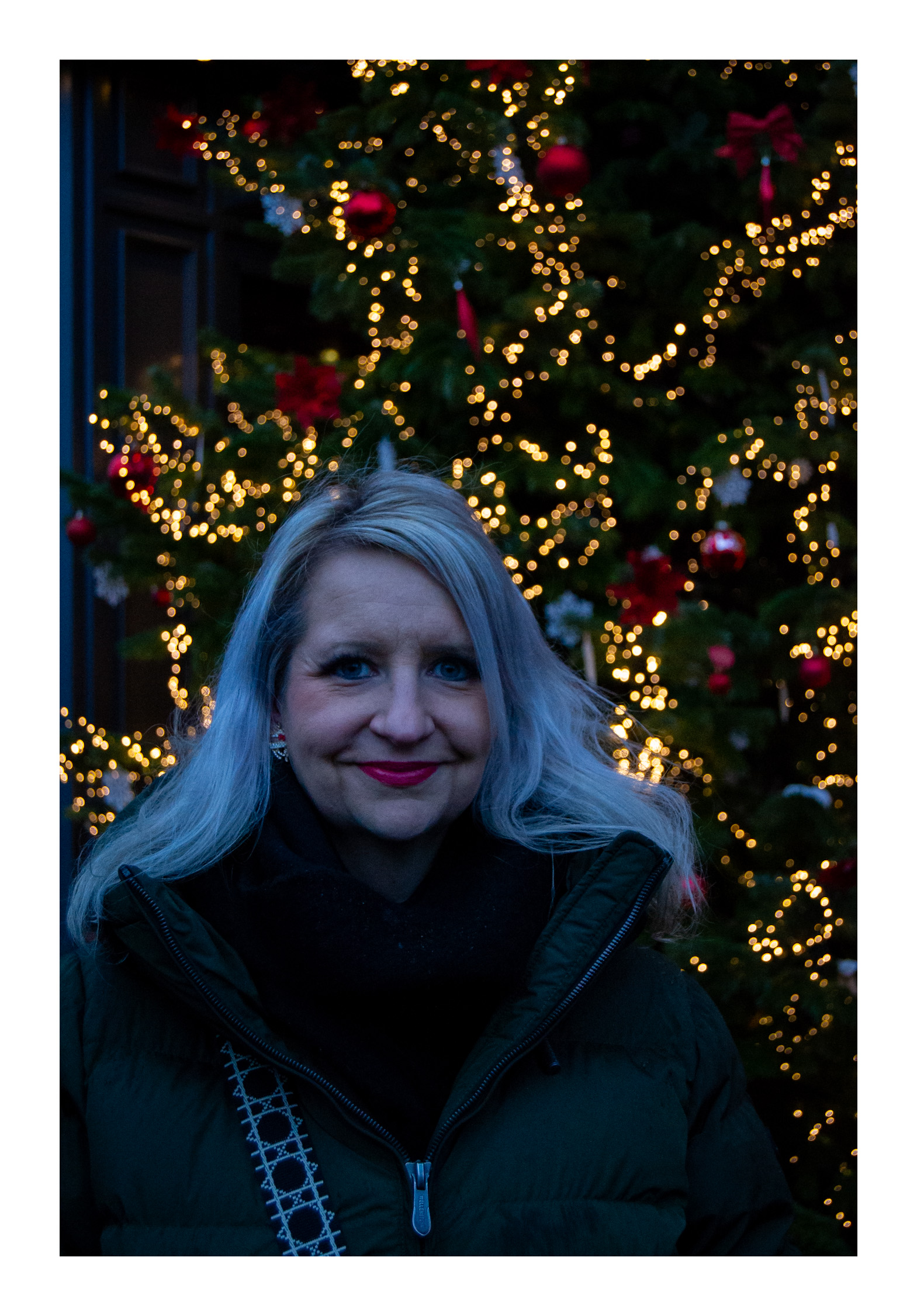 Frau vor Weihnachtsbaum