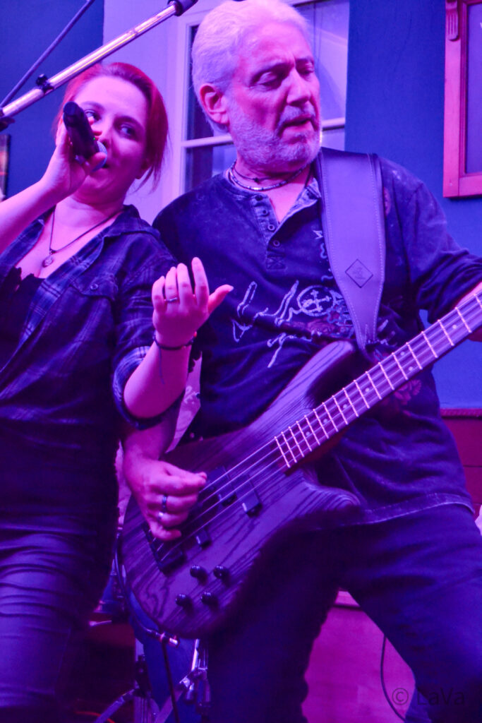 Sängerin und Bassist performen zusammen