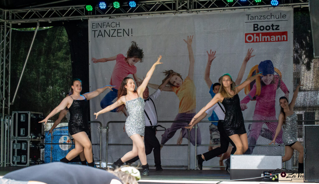 Tanzgruppe auf Bühne