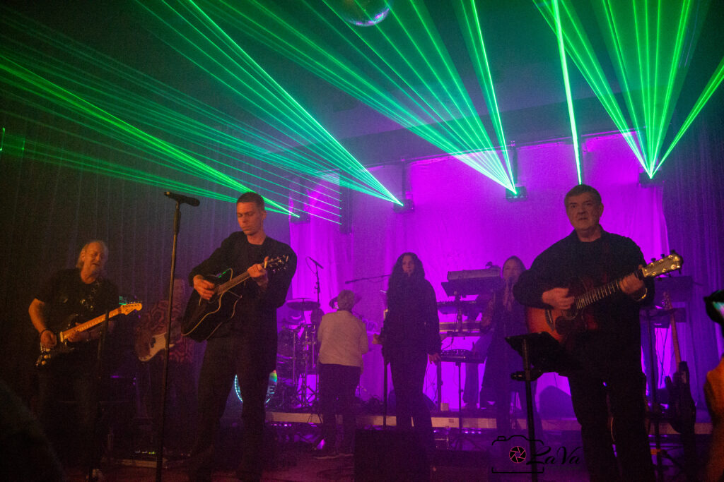 Konzert, Band auf der Bühne mit Lasershow