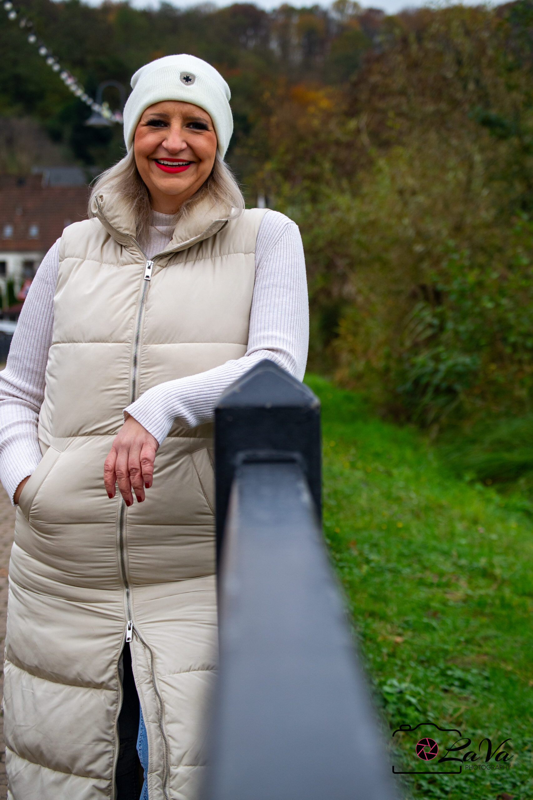 Frau lehnt an Brückengeländer