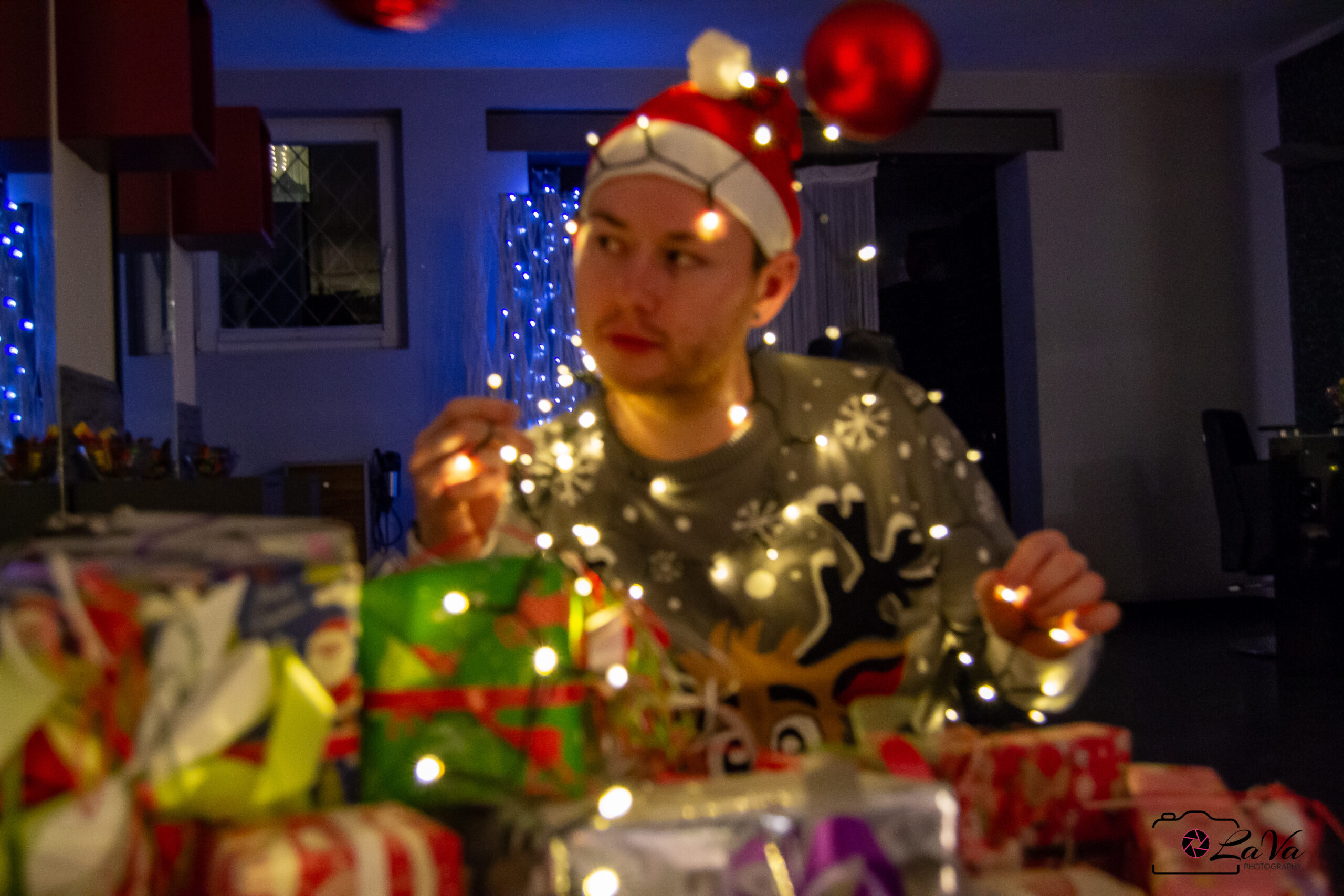 Mann mit Lichterkette, Weihnachtsdeko