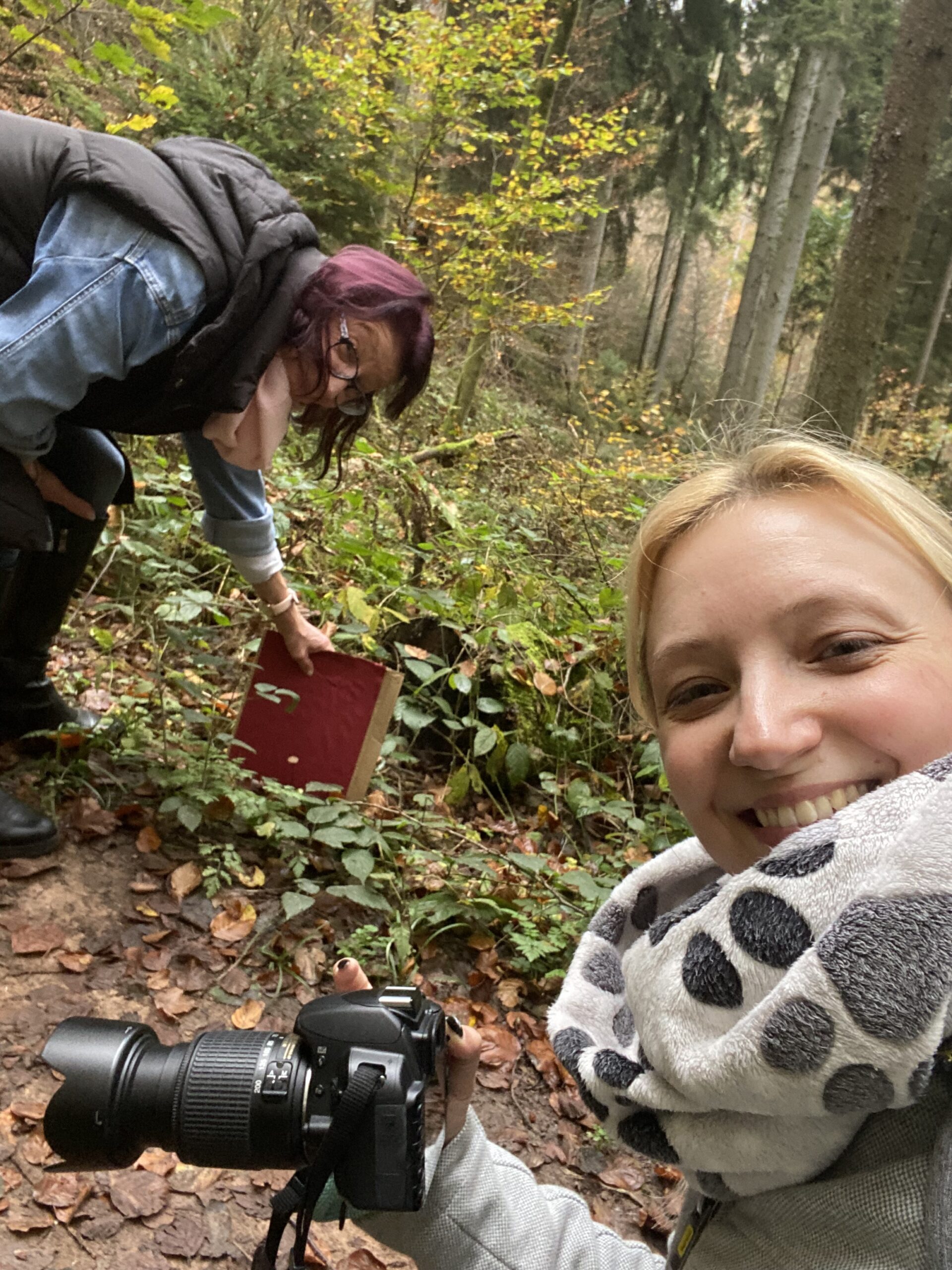 Fotografin mit Assistentin im Wald, Selfie