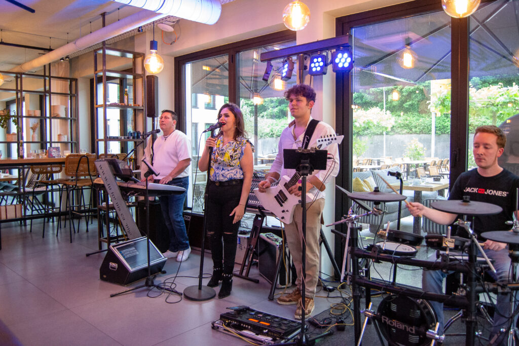 Band bei einem Gig in einem Restaurant