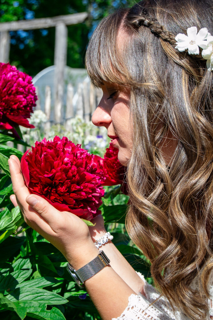 seitliches Profil einer brünetten Frau mit Blume