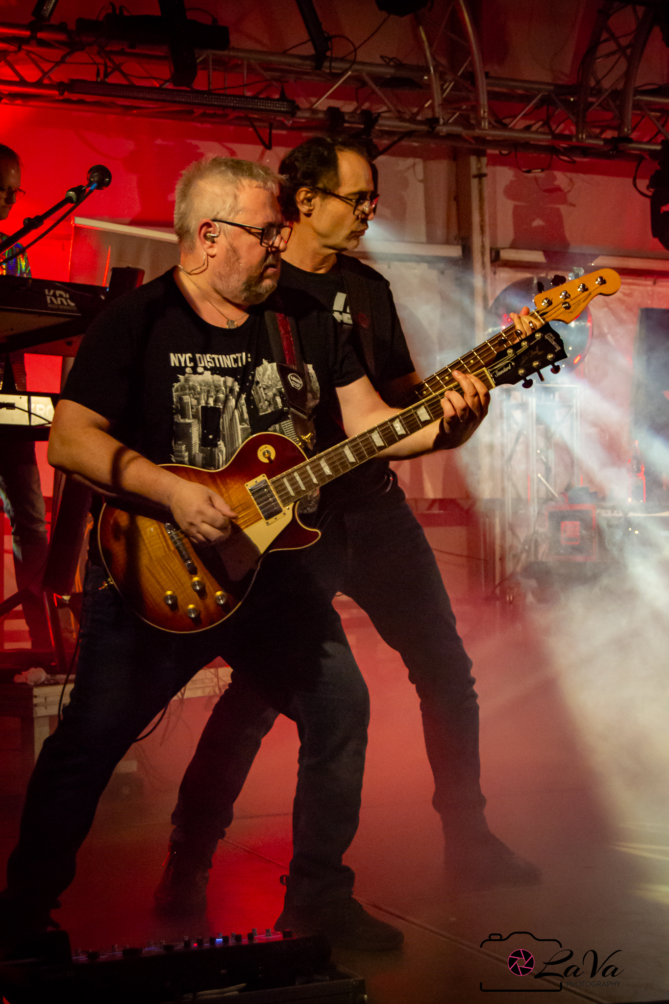 Gitarrist und Bassist performen zusammen auf der Bühne