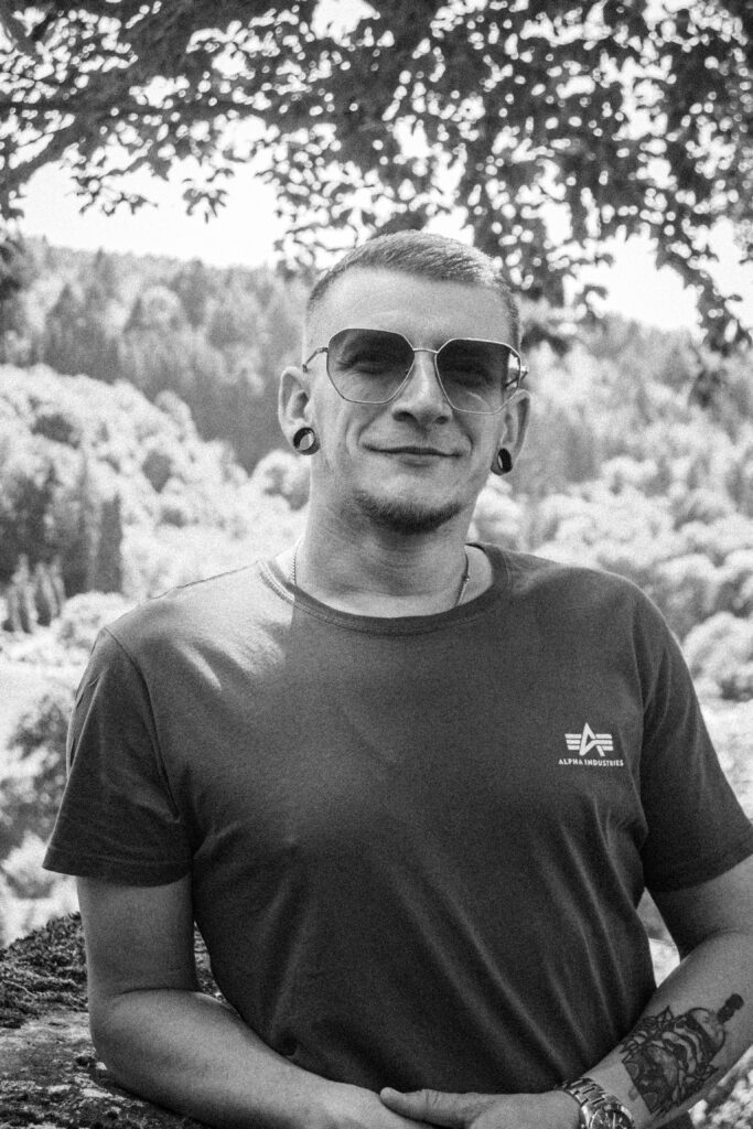 schwarz-weiß Fotografie eines männlichen Models mit Sonnenbrille